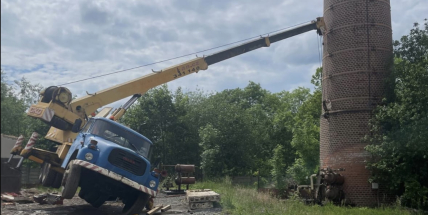 Hasiči zasahují v příbramském masokombinátu. Špatně ukotvený automobilový jeřáb hrozí převrácením