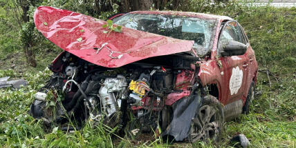 Z D4 vyletělo auto a narazilo do stromu. Pro zraněné dítě letěl vrtulník, dálnici policie obousměrně uzavřela