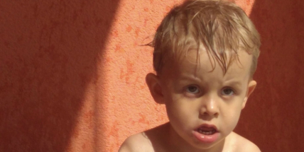 Těžce nemocnému Davídkovi po předčasné smrti tatínka hrozí, že přijde o domov