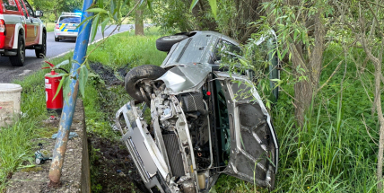 U Březnice přetočil řidič auto na bok, nadýchal přes dvě promile alkoholu