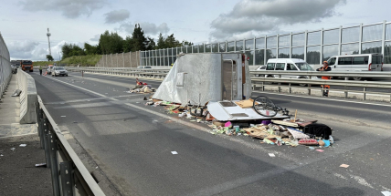 U Milína narazil řidič s obytným přívěsem do postřikovače