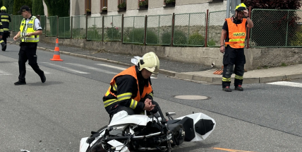 Ve Lhotě u Příbramě se vážně zranil motorkář, letěl pro něj vrtulník