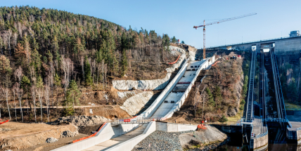 Fotogalerie: Na Orlické přehradě pokračuje výstavba bezpečnostního přelivu