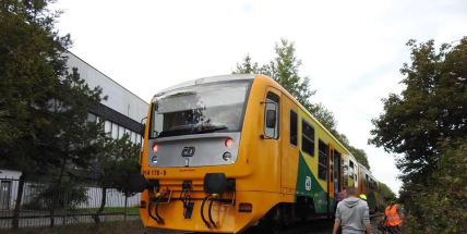 V Králově Dvoře usmrtil vlak člověka, provoz mezi Berounem a Zdicemi je zastaven