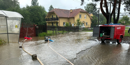 Středočeští hasiči vyjížděli k 26 případům, v Běštíně hlídají potok