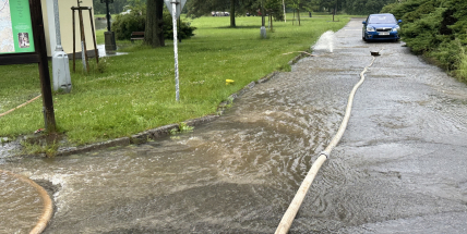 Hasiči ve středních Čechách na několika místech pomáhali s odčerpáváním vody