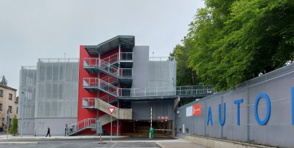 V Příbrami začal sloužit motoristům nový parkovací dům