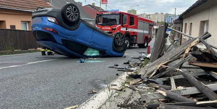 V Příbrami narazila řidička do plotu a přetočila auto na střechu