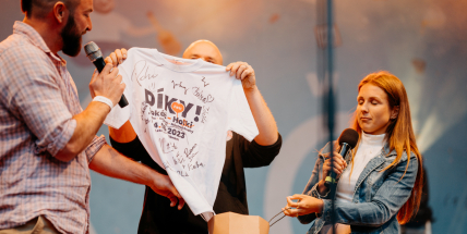 Dres zesnulé fotbalové legendy i brýle za desetitisíce: Díky!FEST z výdělku pomůže dětem, kterým osud nepřál