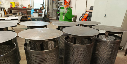 Pražská ulice v Příbrami se dočkala nových košů. Mluvili do nich i památkáři