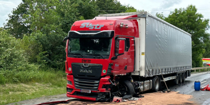 U Zalužan se střetlo auto s kamionem. Tři lidé se zranili, na místě přistál vrtulník