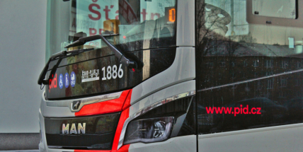 Výstup z autobusů PID bude pouze na znamení