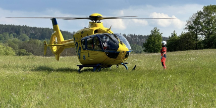 Motorkář v protisměru narazil do auta. Letěl pro něj vrtulník