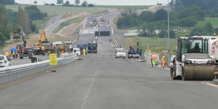 Řidičům začne v pondělí sloužit část nové D4 mezi Skalkou a Těchařovicemi