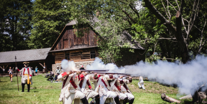 Jak se žilo za napoleonských válek? Skanzen ve Vysokém Chlumci pořádá historickou akci Vojáci na vsi