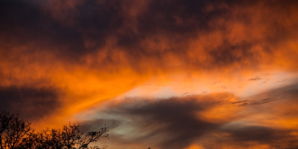 Lidé mohou v těchto dnech pozorovat noční svítící oblaka
