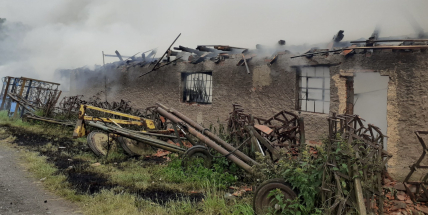 Příbramští hasiči pomáhají u Hořovic hasit rozsáhlý požár skladu pyrotechniky