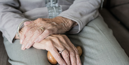 Tři z deseti seniorů se setkali se špatným zacházením od blízkých