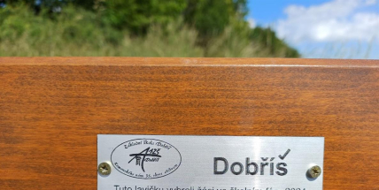 V Dobříši se posadíte na Huberta. Novou lavičku vybraly děti