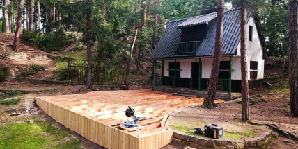 Ztracené kouzlo nebo nutnost? Pevné jeviště v lesním divadle poblíž Příbrami budí vášně