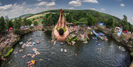 Hřiměždický lom v srpnu opět nabídne extrémní skoky do vody i hudbu