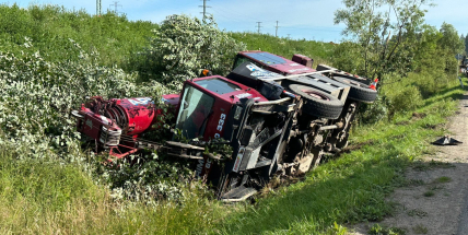 Řidič automobilového jeřábu nedobrzdil za dodávkou a skončil v příkopu, jedno zranění