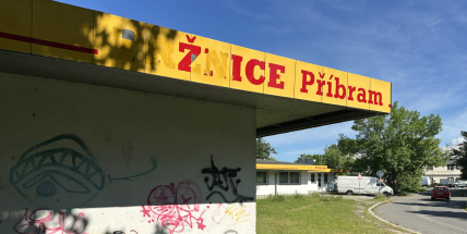 Nevzhledná tržnice bude dál hyzdit širší centrum Příbrami. Nájemce pozemku platí směšné nájemné a požaduje 19,5 milionu korun