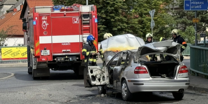 V Hořovicích hořelo auto, vážně popáleného řidiče do nemocnice přepravil vrtulník