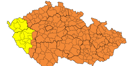 Třicetistupňové vedro v pátek vystřídají silné bouřky, budou na většině území ČR