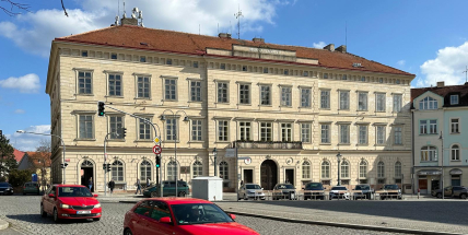 V Příbrami se zkomplikoval projekt opravy střechy na budově Rudných dolů