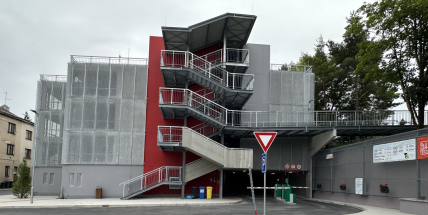 O parkovací dům v Příbrami mají zájem i motorkáři. Omladina si už stihla na střeše udělat piknik