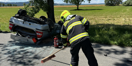U Rožmitálu přetočil mladý řidič auto na střechu