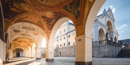 Svatá Hora byla v loňském roce třetím nejvíce navštěvovaným místem ve středních Čechách. Strávit zde můžete také noc