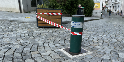 Výsuvný sloupek na okraji příbramské Pražské ulice nefunguje. Blokuje vjezd