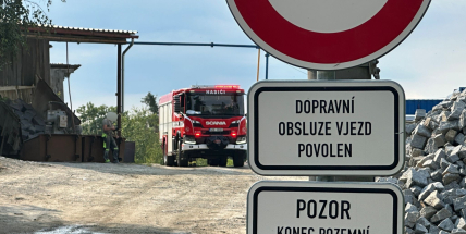 Pro těžce zraněného dělníka po explozi rozbušky letěl do Kozárovic vrtulník