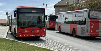 Všechny autobusové zastávky ve středních Čechách jsou ode dneška na znamení