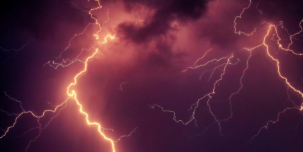 Tropický víkend v neděli ukončí silné bouřky