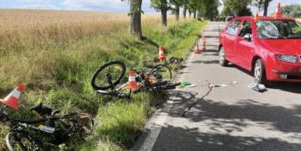 Na Strakonicku narazilo auto do skupiny dětí na kole, čtyři zranění