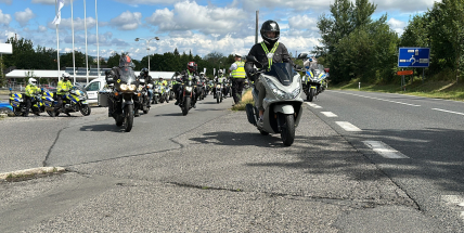 Video: Burácení motorů, ve vzduchu vůně benzinu. Motorkáři vyjeli na společnou projížďku s policií