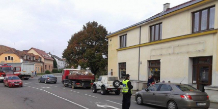 Pozor na Dobříši, dopravu ve městě komplikuje nehoda