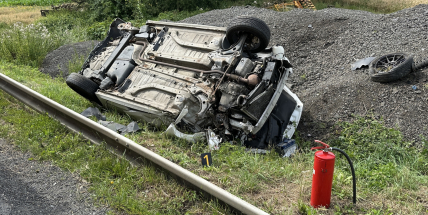 Řidiči u Dubna vletěla do auta vosa. Naboural do svodidel a přetočil vůz na střechu