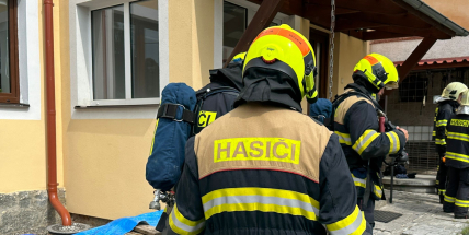 Hasiči zasahují u požáru uhlí v obci Drahenice, zřejmě se samovznítilo