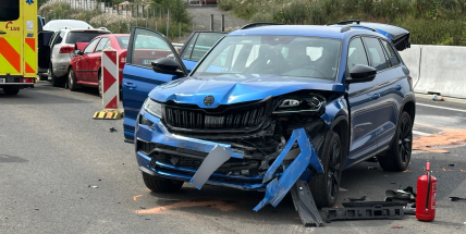 Při nehodě tří aut u Milína se lehce zranili tři lidé