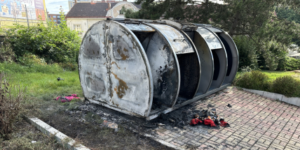 Poplatek 5 korun za přespání v cykloboxech nepomohl. V noci lehly popelem, jeden muž se zranil