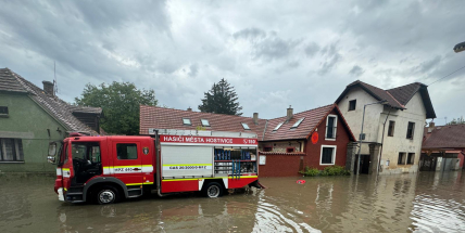 Víkendová bilance hasičů: Téměř 900 zásahů, nejvíce ve Středočeském kraji