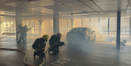 Cvičný zásah u hořícího elektromobilu prověřil nové technologie příbramských hasičů