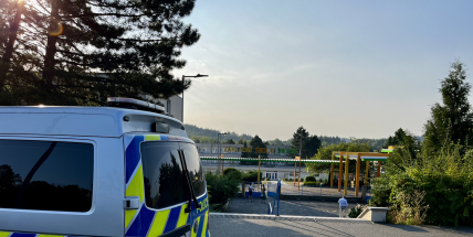 Děti ze základní školy ve Školní ulici evakuovány kvůli nahlášené bombě