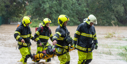 Hasiči dnes zachraňovali muže, který si šel zaplavat do Vltavy