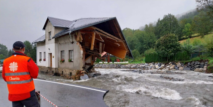 Na sbírková konta pro postižené záplavami se už sešly miliony korun