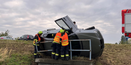 Řidič BMW nezvládl zatáčku při odbočování na Dubno a skončil na boku
